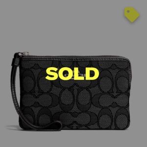 SOLD✅ NWT coach signature cornerzip black wristlet